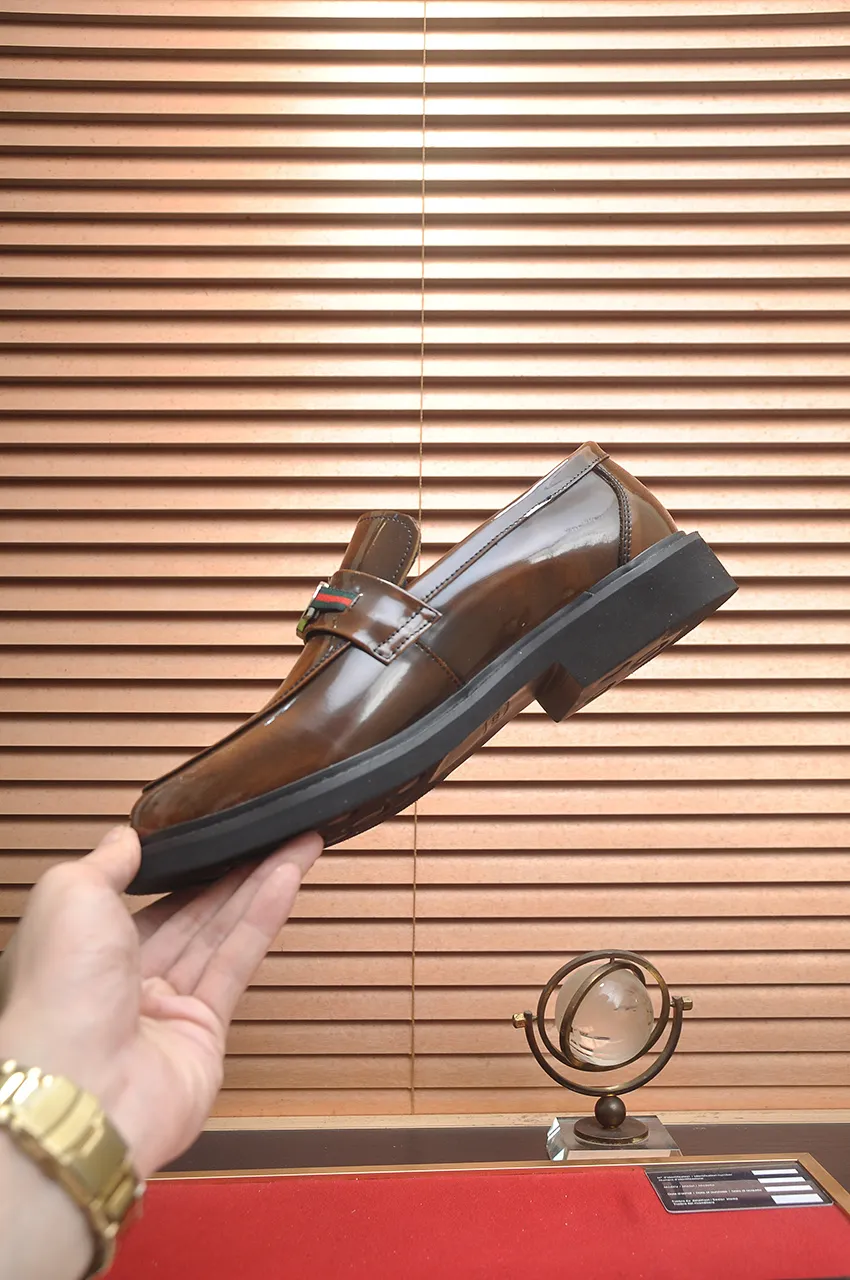 Men's shoes💰540💶Italy's top luxury men's shoe giant (GUCCI) (Gucci) (full cowhide lining) new arrival🍃Original European style🔰 Pleasant to the eye😍In order to make the shoes more durable and non-deformable🌀The production continues to follow traditional methods but there is still no lack of innovation💪Choose original sheepskin for the leather♻️ Smooth and natural And extra bright ⭐Made of imported cowhide, the first choice of rich people 38-45 (45 customized)